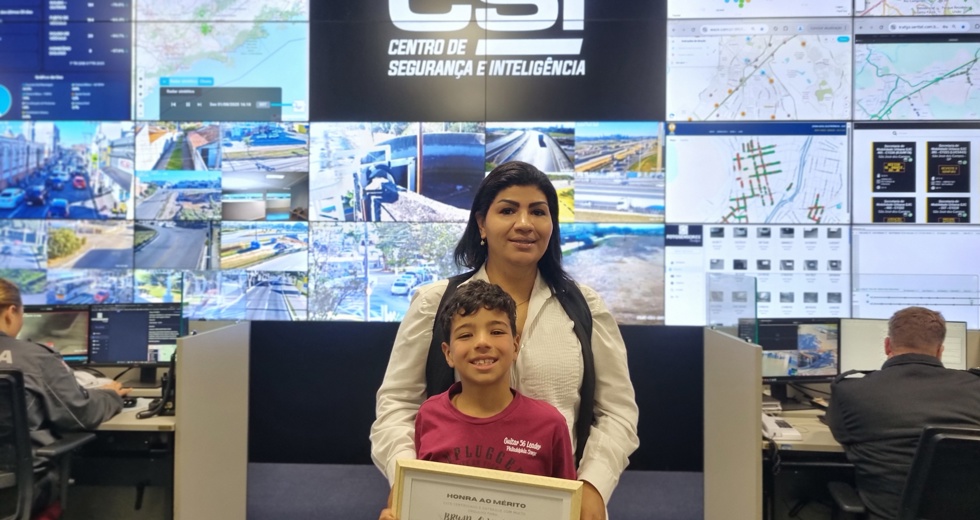 Pequeno herói conhece o CSI