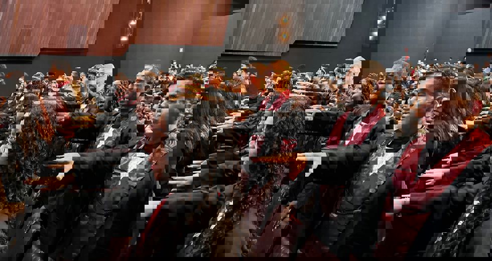 A solenidade reuniu familiares, professores e convidados no Teatro Municipal