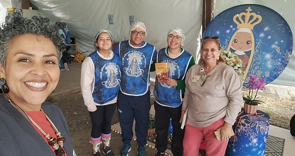 Distribuição de cartilhas para romeiros nos Pontos de Apoio ao Peregrino