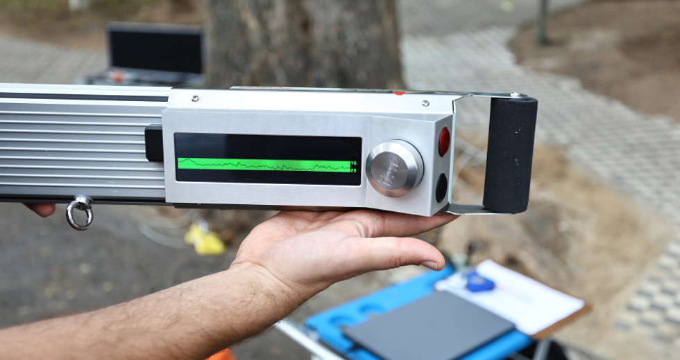 Tomógrafo Ultrassónico e Penetrografia em árvores no centro. Foto: Claudio Vieira/PMSJC 28-08-2025