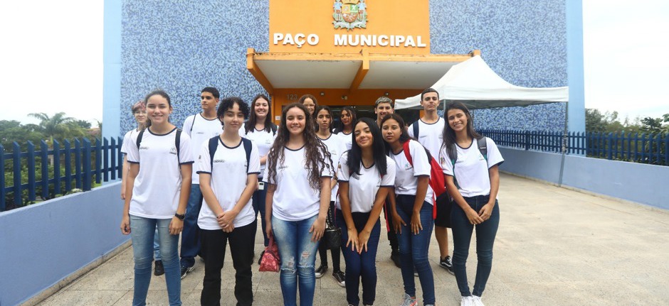 Os aprovados receberão uma contrapartida financeira no valor de R$400 por mês, vale-transporte e uniforme