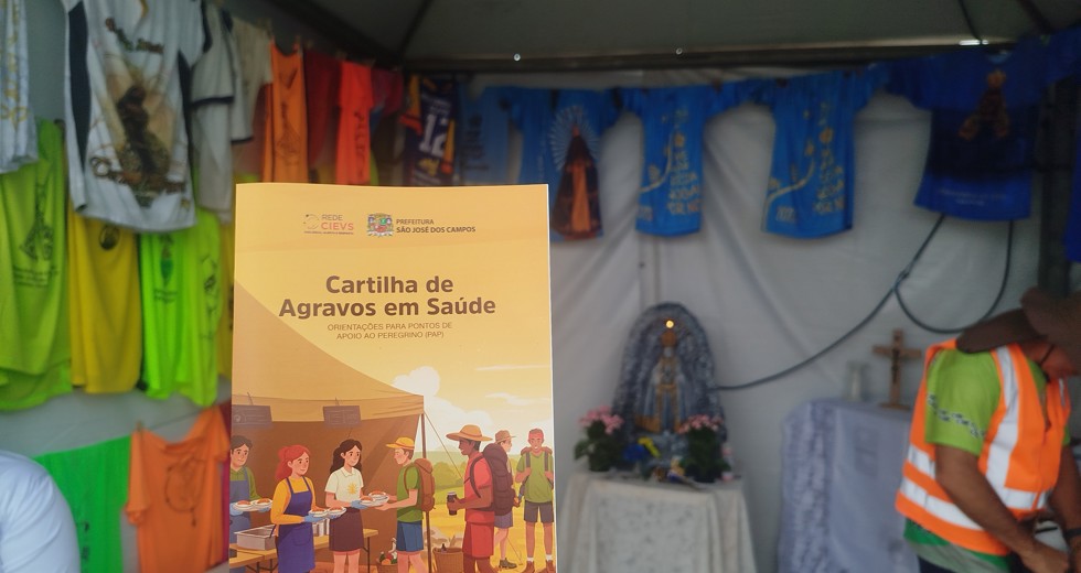Distribuição de cartilhas para romeiros nos Pontos de Apoio ao Peregrino