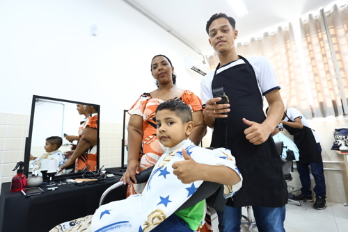 Elaine, com o pequeno Pietro, aproveitando a novidade desta edição.