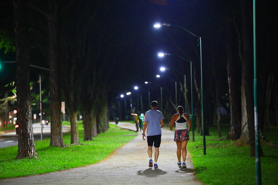 Iluminação de led na pista de caminhada da Avenida Cidade Jardim. Foto: Claudio Vieira/PMSJC 06-03-2024 