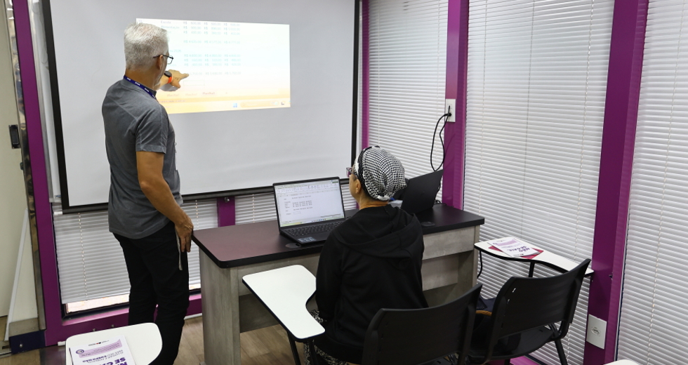 Carreta da Mamografia e Empreendedorismo - SP POR TODAS. Foto: Claudio Vieira/PMSJC 29-10-2025