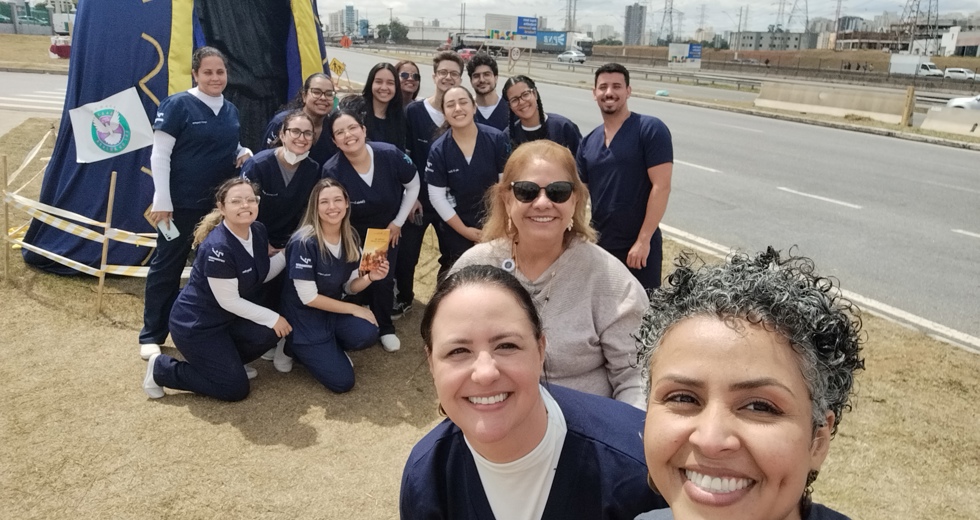 Distribuição de cartilhas para romeiros nos Pontos de Apoio ao Peregrino