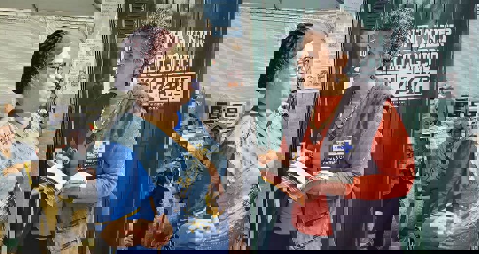 Distribuição de cartilhas para romeiros nos Pontos de Apoio ao Peregrino