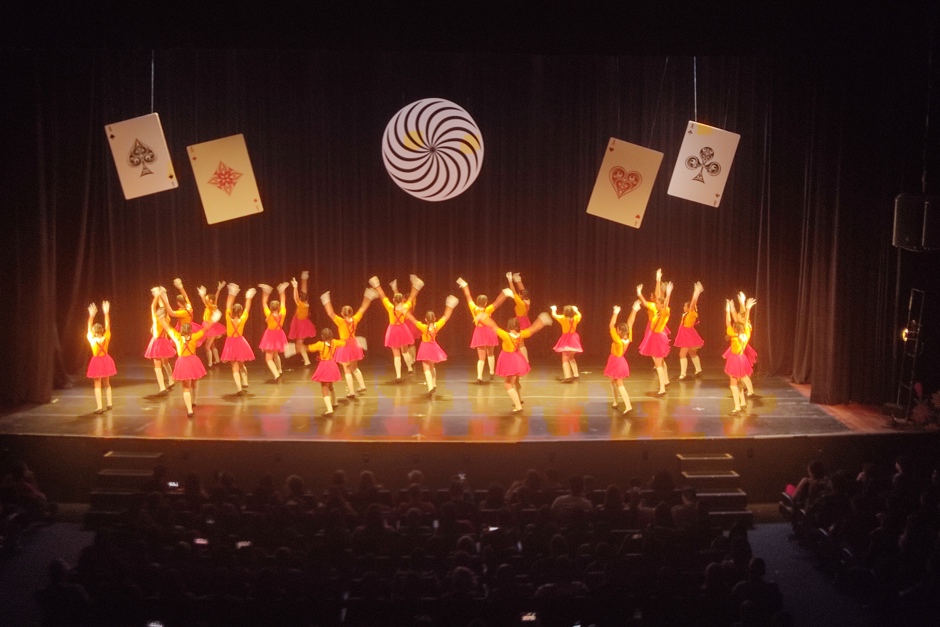 Foto: Divulgação Com o tema “Uma noite na Broadway”, a programação traz coreografias inspiradas em grandes musicais. As apresentações ocorrem em duas sessões por dia
