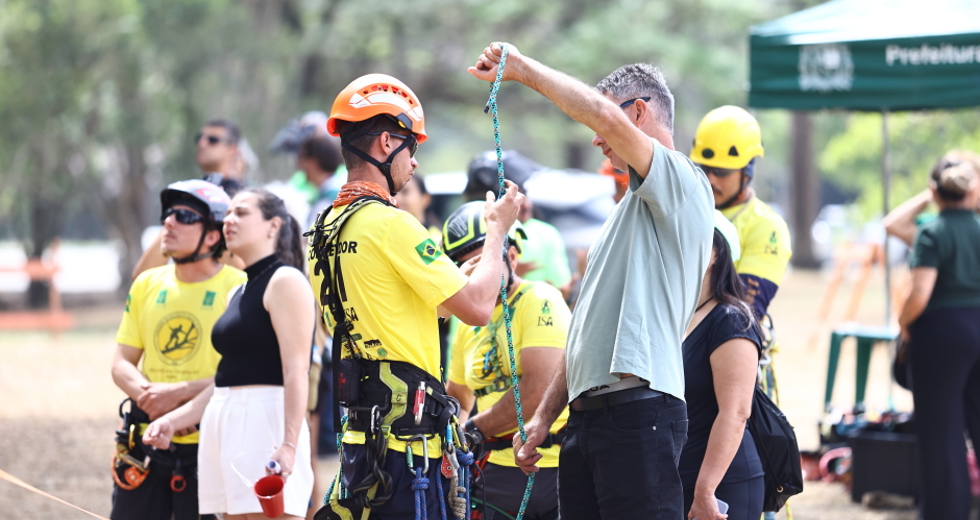 Campeonato brasileiro de escalada de árvores dentro da programação do CBAU 2025. Foto: Claudio Vieira/PMSJC 19-09-2025