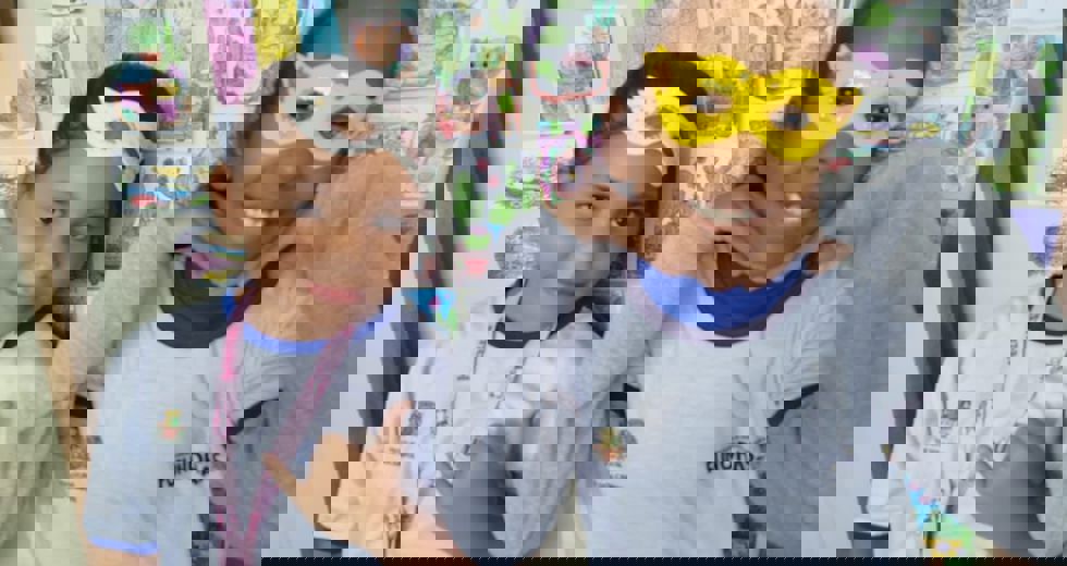 A folia tomou conta dos espaços, levando cor, música e muita animação