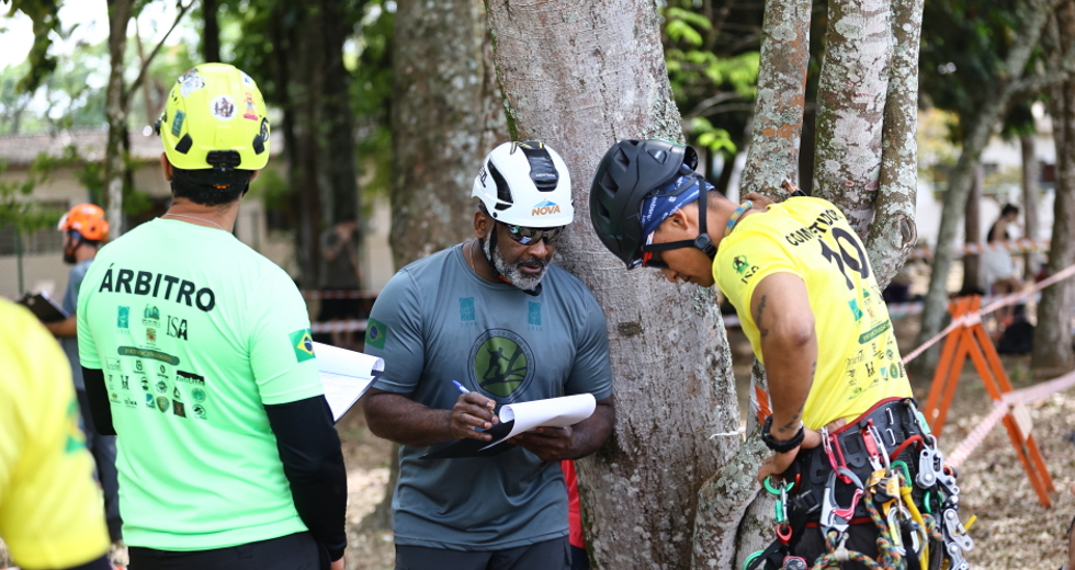 Campeonato brasileiro de escalada de árvores dentro da programação do CBAU 2025. Foto: Claudio Vieira/PMSJC 19-09-2025