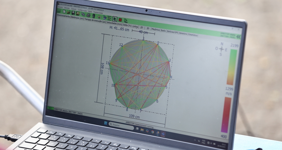 Tomógrafo Ultrassónico e Penetrografia em árvores no centro. Foto: Claudio Vieira/PMSJC 28-08-2025