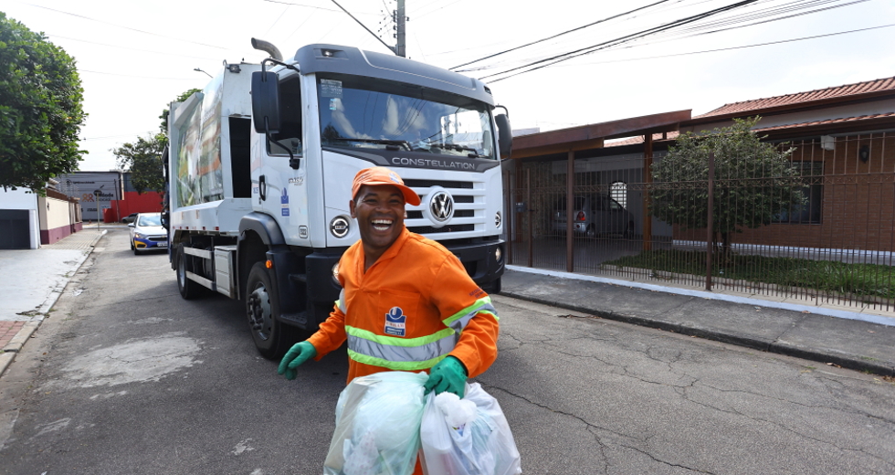 Monitoramento por câmeras em caminhões de coleta seletiva. Foto: Claudio Vieira/PMSJC 17-09-2025 