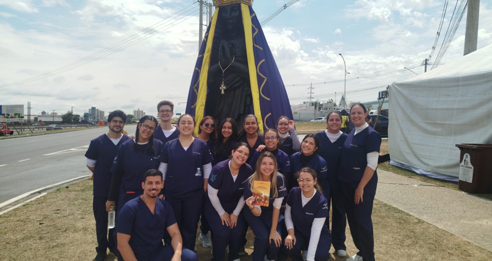 Distribuição de cartilhas para romeiros nos Pontos de Apoio ao Peregrino